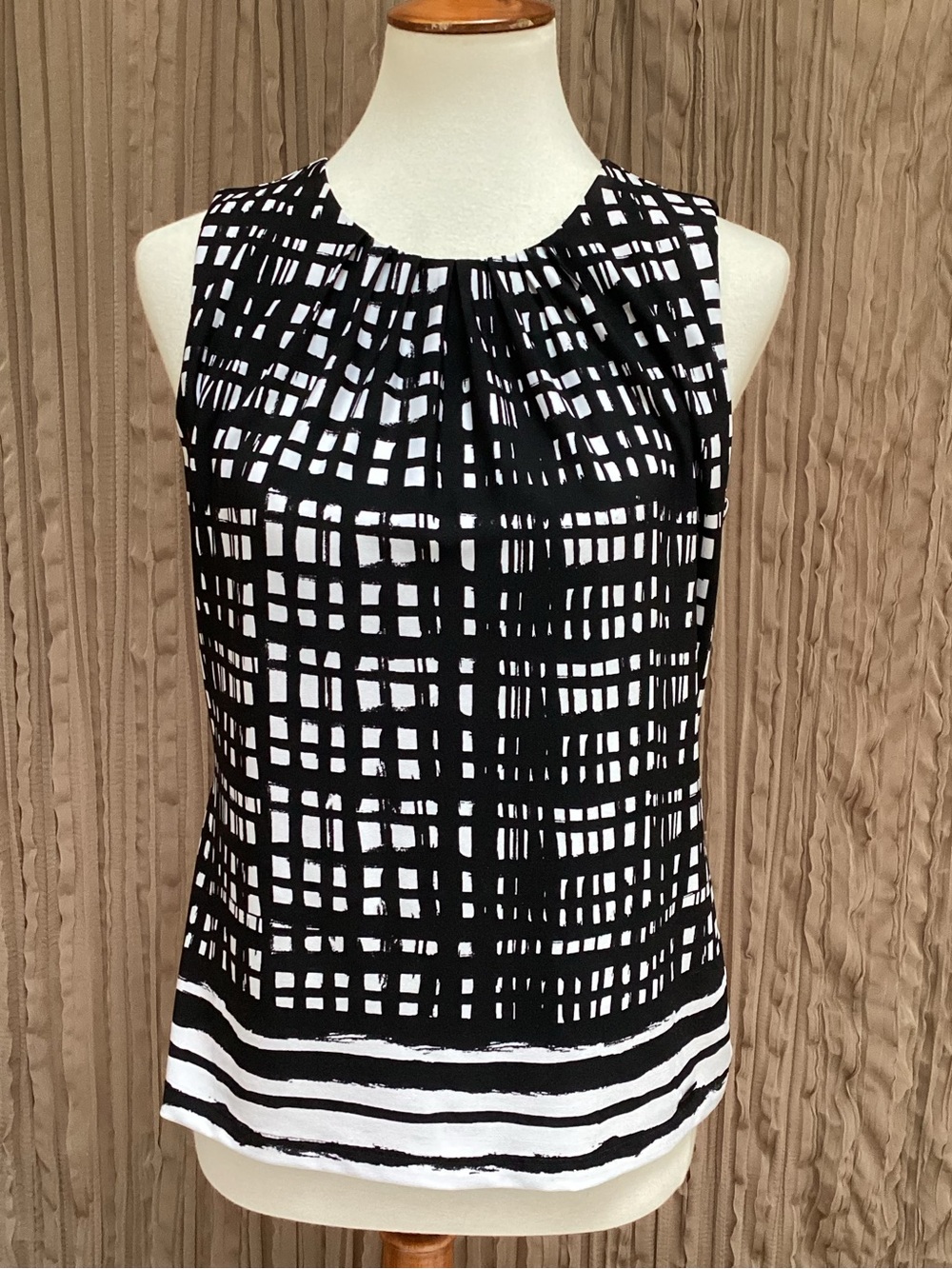 Calvin Klein Black&White Graphic Print sleeveless top, gathered neck, stretchy,M